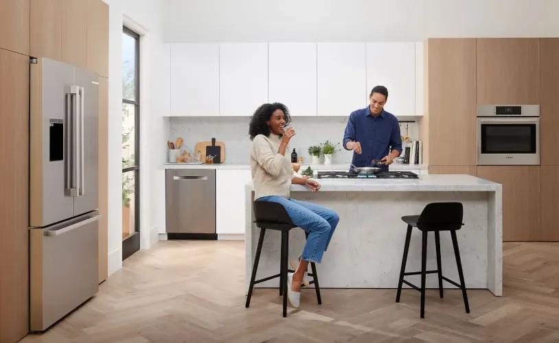 bosch-kitchen-appliances-couple-man-cooking